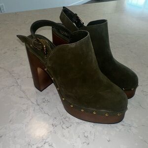 Vince Camuto Green Mules Sleek Design